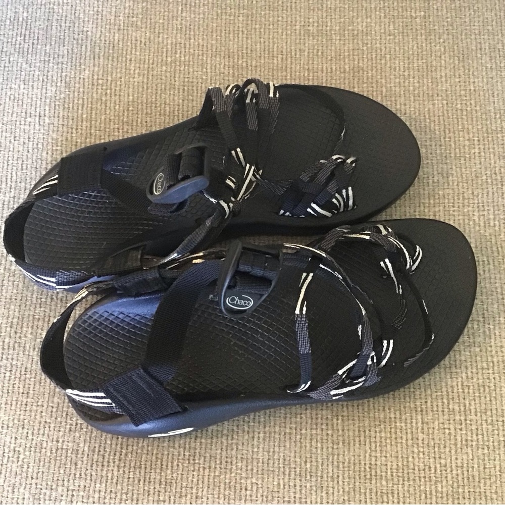 CHACO Ladies SIZE 7 Sandals Classic Toe Loop black & White Strappy sandal.